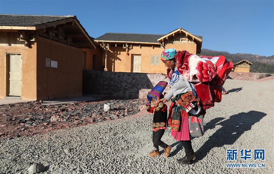 (兩會前夕看落實(shí)·圖文互動)(5)“飛針走線”“繡”出小康畫卷——四川落實(shí)習(xí)近平總書記全國兩會重要講話精神紀(jì)實(shí)