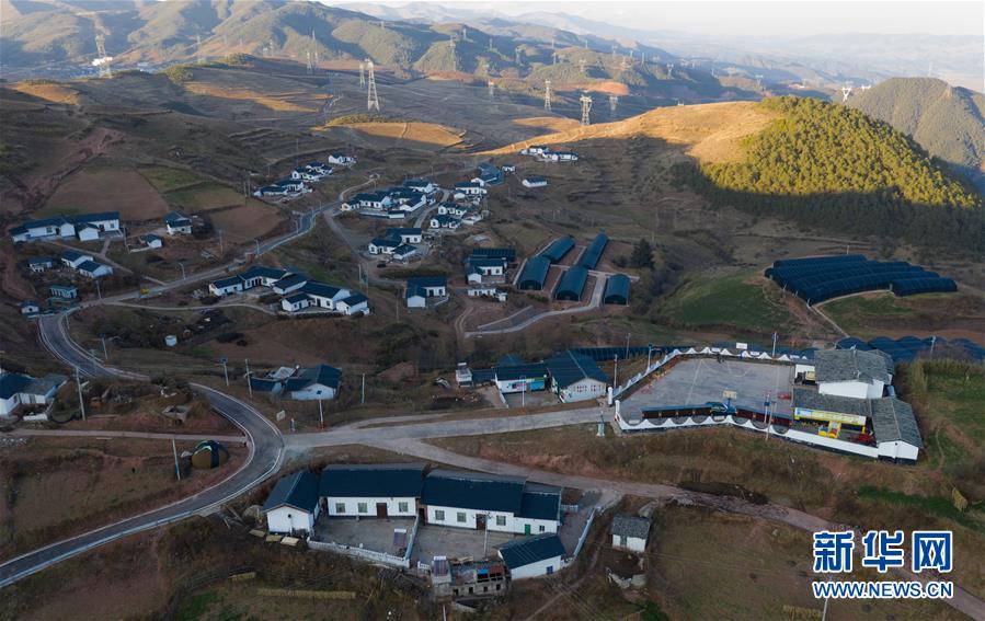 (兩會前夕看落實(shí)·圖文互動)(7)“飛針走線”“繡”出小康畫卷——四川落實(shí)習(xí)近平總書記全國兩會重要講話精神紀(jì)實(shí)