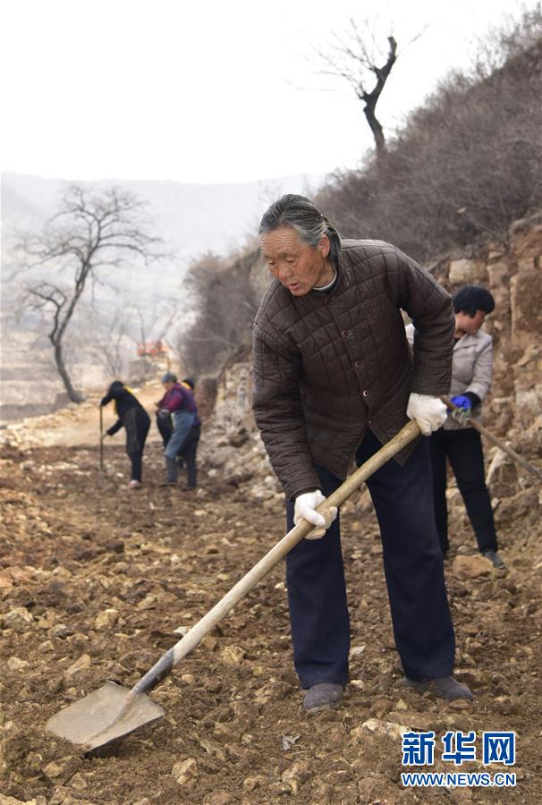 （在習(xí)近平新時代中國特色社會主義思想指引下&mdash;&mdash;新時代新作為新篇章&middot;圖文互動）（1）&ldquo;困難面前有我們&rdquo;&mdash;&mdash;太行山革命老區(qū)一個小山村的蝶變