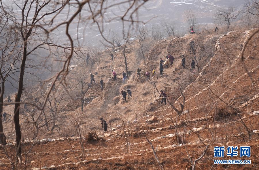 （在習(xí)近平新時代中國特色社會主義思想指引下&mdash;&mdash;新時代新作為新篇章&middot;圖文互動）（2）&ldquo;困難面前有我們&rdquo;&mdash;&mdash;太行山革命老區(qū)一個小山村的蝶變