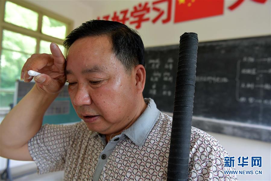 （中國網事&middot;感動2019&middot;圖文互動）（2）鄉(xiāng)村教師高自仁：60多根拐杖，撐起42年教學路