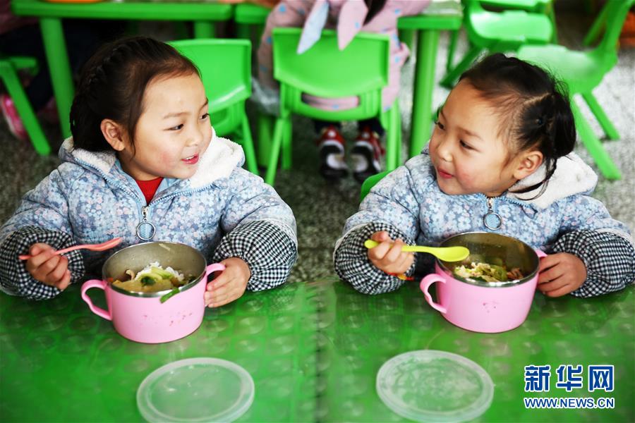 （在習(xí)近平新時(shí)代中國(guó)特色社會(huì)主義思想指引下&mdash;&mdash;新時(shí)代新作為新篇章&middot;圖文互動(dòng)）（8）&ldquo;搬遷到哪里，服務(wù)就延伸到哪里&rdquo;&mdash;&mdash;貴州推進(jìn)易地扶貧搬遷&ldquo;后半篇文章&rdquo; 