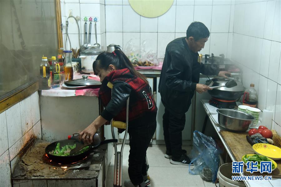 (在習(xí)近平新時代中國特色社會主義思想指引下——新時代新作為新篇章·圖文互動)(2)腳下有路 心中有志 生命有光——殘疾夫妻“跑贏”脫貧沖刺