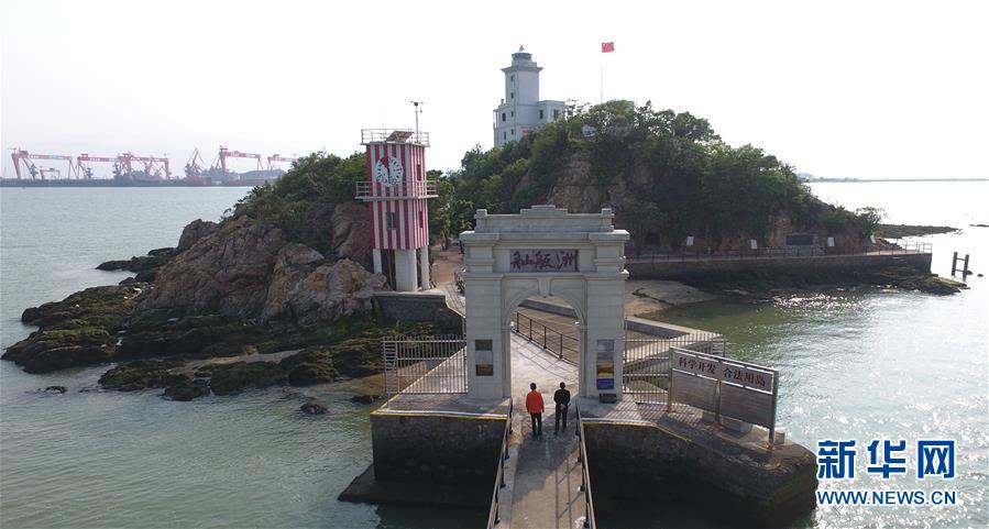 （新華全媒頭條&middot;圖文互動(dòng)）（1）守望&mdash;&mdash;記舢舨洲&ldquo;島主&rdquo;黃燦明一門四代航標(biāo)工