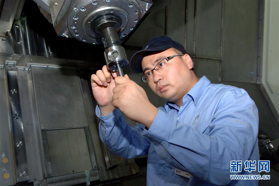 (新華全媒頭條·圖文互動(dòng))(3)讓奮斗成為人生最亮麗的底色——寫(xiě)在2019年“五一”國(guó)際勞動(dòng)節(jié)到來(lái)之際