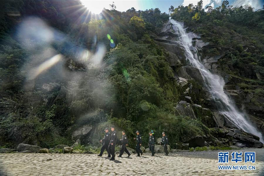 （愛國情 奮斗者&middot;圖文互動）（3）警民情深&mdash;&mdash;記云南貢山縣獨(dú)龍江鄉(xiāng)邊境派出所