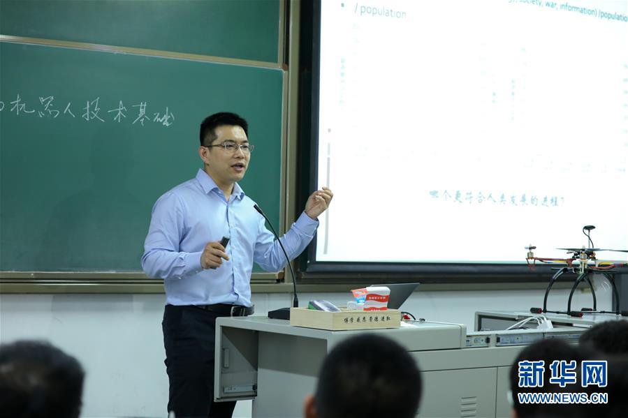 （圖文互動）（1）心懷藍(lán)天　逐夢云霄&mdash;&mdash;記天津大學(xué)教授、一飛智控創(chuàng)始人齊俊桐