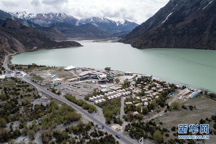 (壯麗70年·奮斗新時(shí)代·圖文互動(dòng))(3)駛向幸福的“天路”——川藏公路藏區(qū)變遷