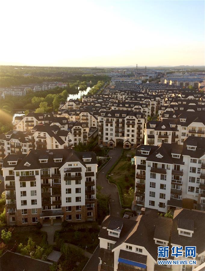 （在習(xí)近平新時代中國特色社會主義思想指引下&mdash;&mdash;新時代新作為新篇章&middot;圖文互動）（2）在這里，遇見&ldquo;詩和遠(yuǎn)方&rdquo;&mdash;&mdash;長白山下&ldquo;第一鎮(zhèn)&rdquo;的全域旅游實踐