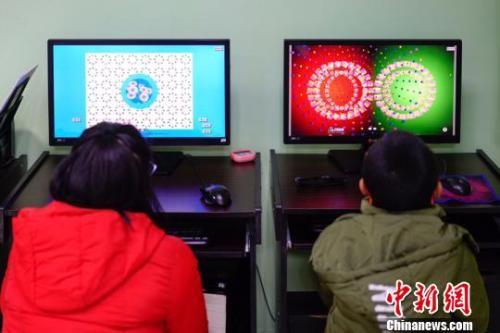 資料圖：圖為兩名兒童檢查視力。賀俊怡 攝