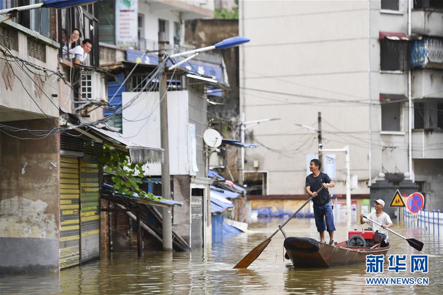 （抗洪搶險&middot;圖文互動）（1）洪水來時，那暖心的民間救援