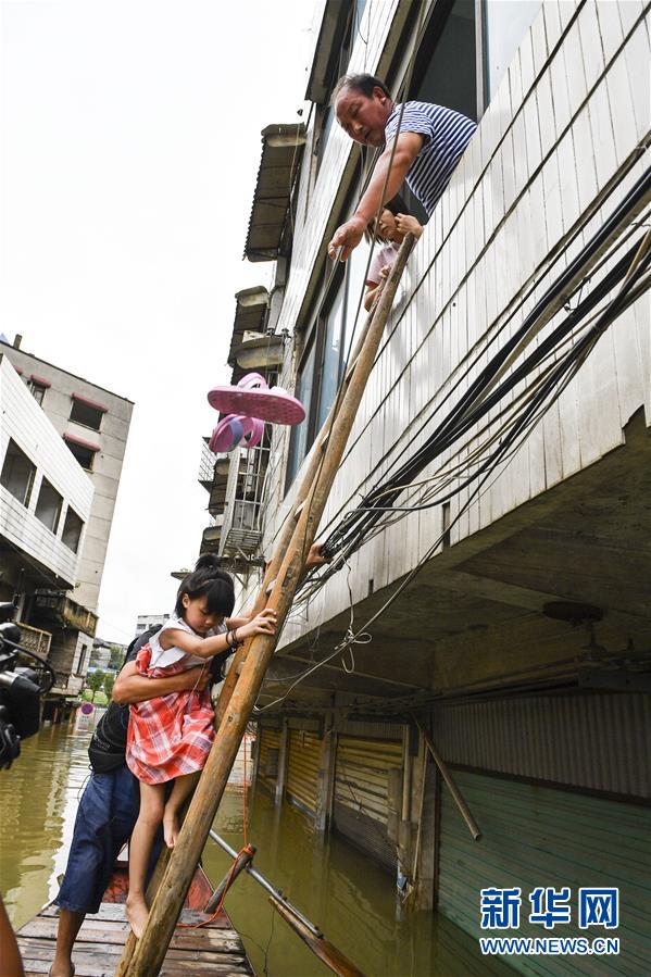 （抗洪搶險&middot;圖文互動）（2）洪水來時，那暖心的民間救援