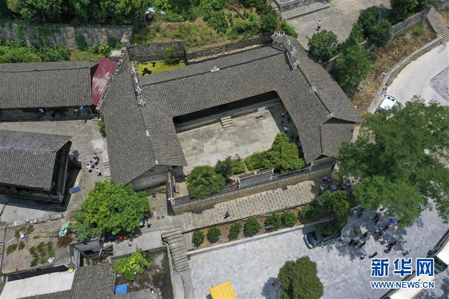 （壯麗70年&middot;奮斗新時代&mdash;&mdash;記者再走長征路&middot;圖文互動）（2）手捧棉被憶紅軍：走了那么多年，我們都念他們的好