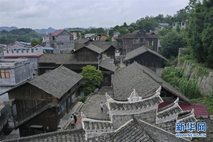 （壯麗70年&middot;奮斗新時代&mdash;&mdash;記者再走長征路&middot;圖文互動）（3）手捧棉被憶紅軍：走了那么多年，我們都念他們的好