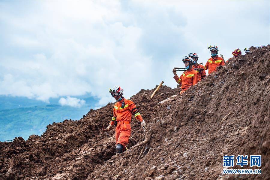 （新華全媒頭條&middot;圖文互動(dòng)）（3）有一絲希望，就盡百倍努力&mdash;&mdash;貴州水城&ldquo;7&middot;23&rdquo;特大山體滑坡72小時(shí)救援紀(jì)實(shí)