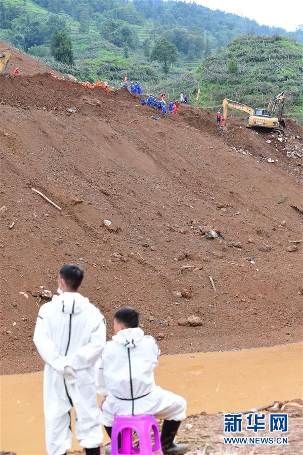 （新華全媒頭條&middot;圖文互動(dòng)）（9）有一絲希望，就盡百倍努力&mdash;&mdash;貴州水城&ldquo;7&middot;23&rdquo;特大山體滑坡72小時(shí)救援紀(jì)實(shí)
