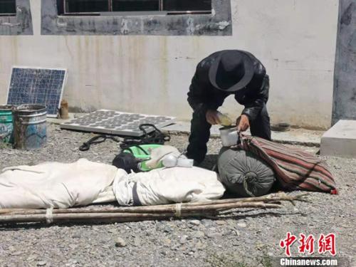 圖為黨確桑布展示以前巡邊時要帶的東西。 謝藝觀 攝