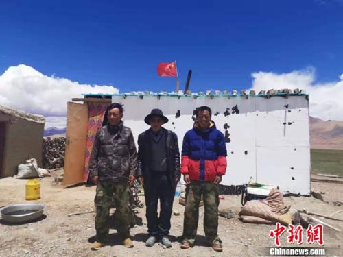 圖為黨確桑布和兩個兒子。 謝藝觀 攝