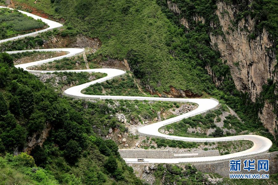 （在習(xí)近平新時(shí)代中國(guó)特色社會(huì)主義思想指引下&mdash;&mdash;新時(shí)代新作為新篇章&middot;總書(shū)記關(guān)心的百姓身邊事&middot;圖文互動(dòng)）（2）&ldquo;四好農(nóng)村路&rdquo;：通向幸福，通向遠(yuǎn)方