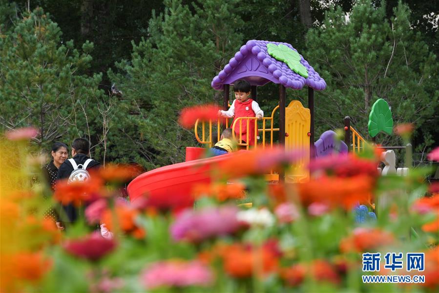 （在習(xí)近平新時(shí)代中國特色社會(huì)主義思想指引下&mdash;&mdash;新時(shí)代新作為新篇章&middot;總書記關(guān)心的百姓身邊事&middot;圖文互動(dòng)）（8）棚改的溫暖：1億多人&ldquo;出棚進(jìn)樓&rdquo;