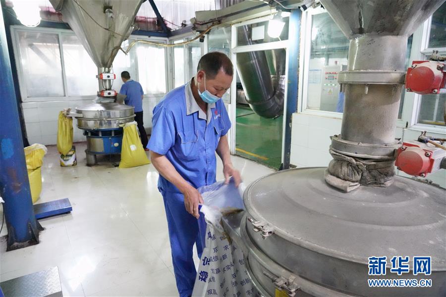 （在習(xí)近平新時(shí)代中國(guó)特色社會(huì)主義思想指引下&mdash;&mdash;新時(shí)代新作為新篇章&middot;總書記關(guān)心的百姓身邊事&middot;圖文互動(dòng)）（2）大污染變身&ldquo;大寶藏&rdquo;：治理畜禽糞污，他們這樣干！