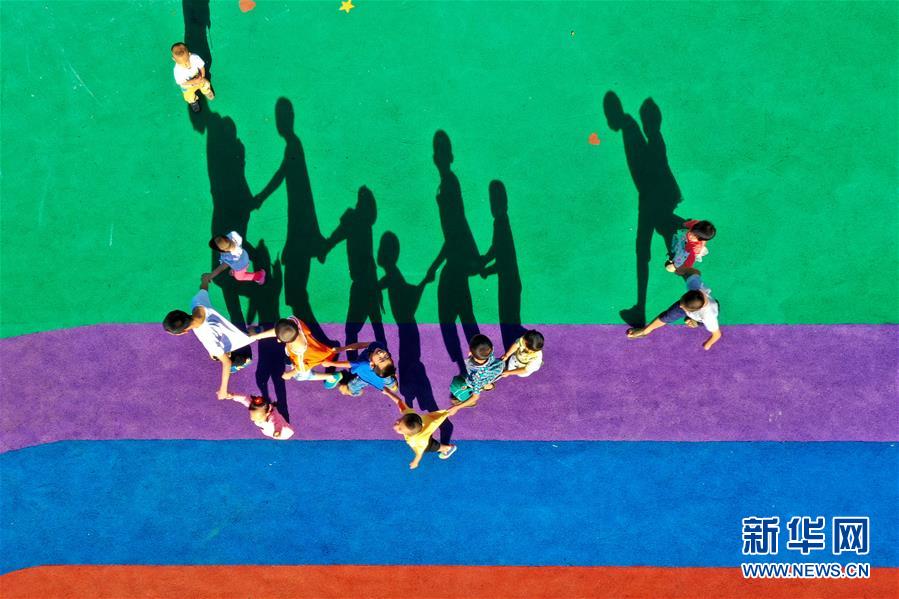 （在習(xí)近平新時(shí)代中國(guó)特色社會(huì)主義思想指引下&mdash;&mdash;新時(shí)代新作為新篇章&middot;總書記關(guān)心的百姓身邊事&middot;圖文互動(dòng)）（3）特別的愛，給特別的你&mdash;&mdash;特殊教育的別樣風(fēng)景