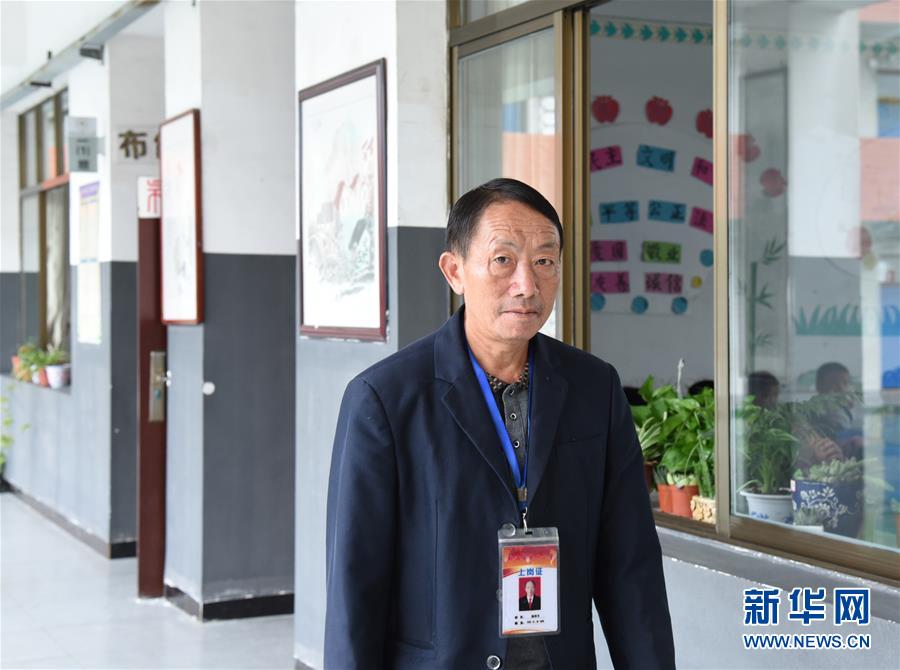 (愛國(guó)情 奮斗者·圖文互動(dòng))(1)大山園丁的堅(jiān)守——記貴州黔西縣鄉(xiāng)村教師楊紹書