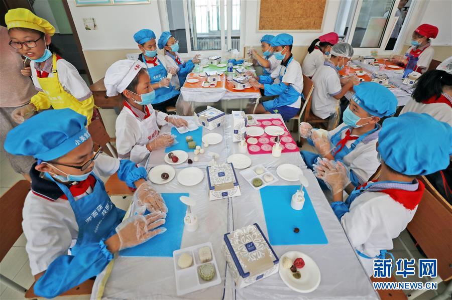 (在習近平新時代中國特色社會主義思想指引下——新時代新作為新篇章·總書記關心的百姓身邊事·圖文互動)(1)“媽媽第一次吃到我做的菜時高興得哭了”——中國孩子在勞動教育中健康成長