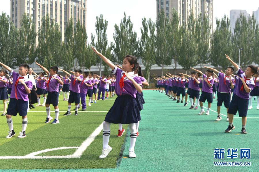 （體育&middot;圖文互動）（1）（在習(xí)近平新時代中國特色社會主義思想指引下&mdash;&mdash;新時代新作為新篇章&middot;總書記關(guān)心的百姓身邊事）奔跑吧，少年！&mdash;&mdash;體育讓孩子們插上強壯的翅膀（配本社同題文字稿）