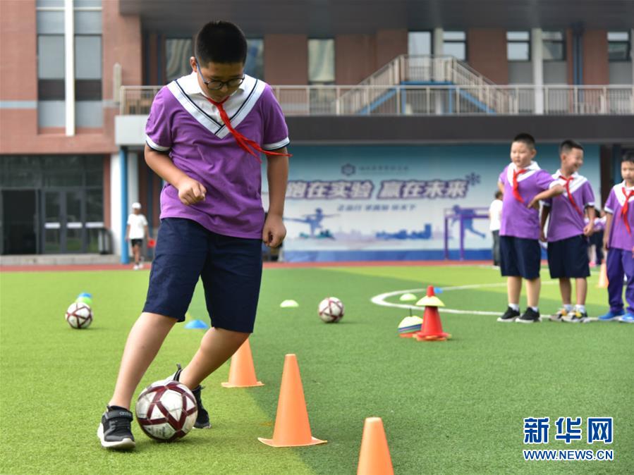 （體育&middot;圖文互動）（2）（在習(xí)近平新時代中國特色社會主義思想指引下&mdash;&mdash;新時代新作為新篇章&middot;總書記關(guān)心的百姓身邊事）奔跑吧，少年！&mdash;&mdash;體育讓孩子們插上強壯的翅膀（配本社同題文字稿）