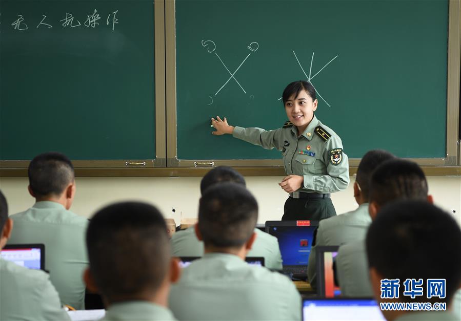 (圖文互動(dòng))(2)歷史的見(jiàn)證——陸軍邊海防學(xué)院維吾爾族女講師其曼古力一家三代守疆固邊記事