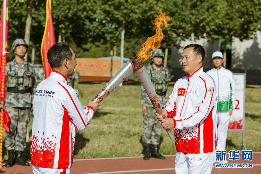 (體育)(2)第七屆世界軍人運動會火炬?zhèn)鬟f活動第二站在“開國大典紅一師”舉行