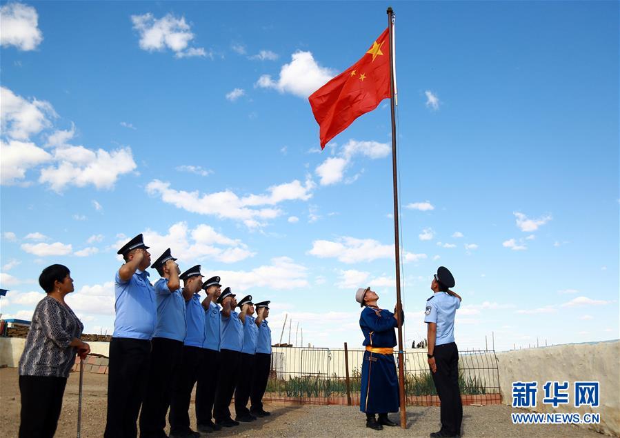 （圖文互動）&ldquo;70&rdquo;巧合 心戀祖國&mdash;&mdash;內(nèi)蒙古邊疆牧民阿迪雅的國旗情節(jié)