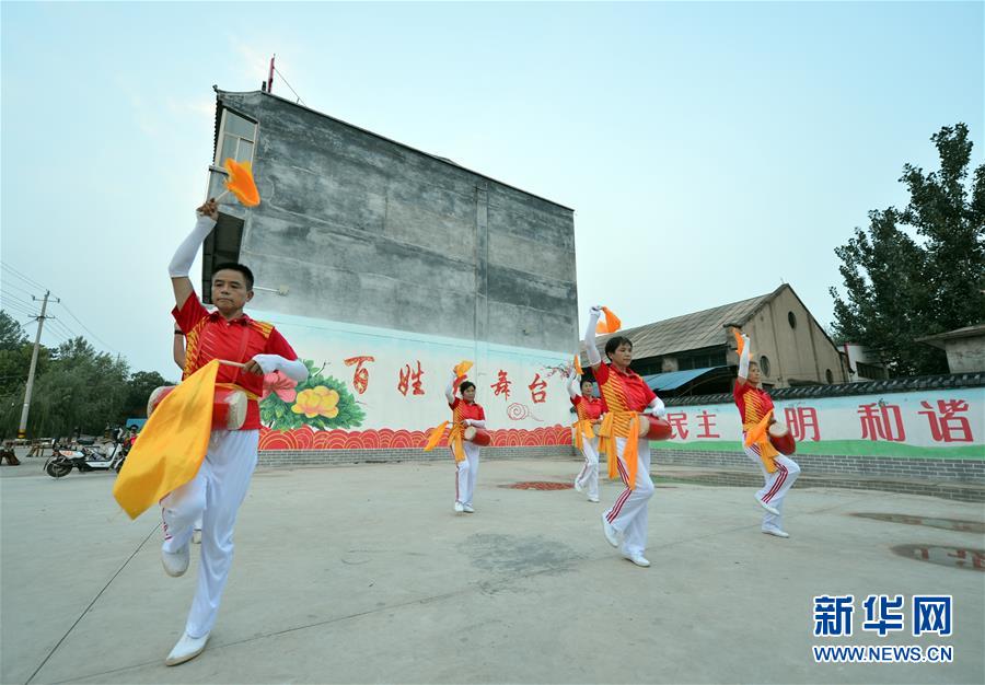 (在習(xí)近平新時代中國特色社會主義思想指引下——新時代新作為新篇章·總書記關(guān)心的百姓身邊事·圖文互動)(4)讓鄉(xiāng)村社會既充滿活力又和諧有序——中國鄉(xiāng)村治理呈現(xiàn)新局面
