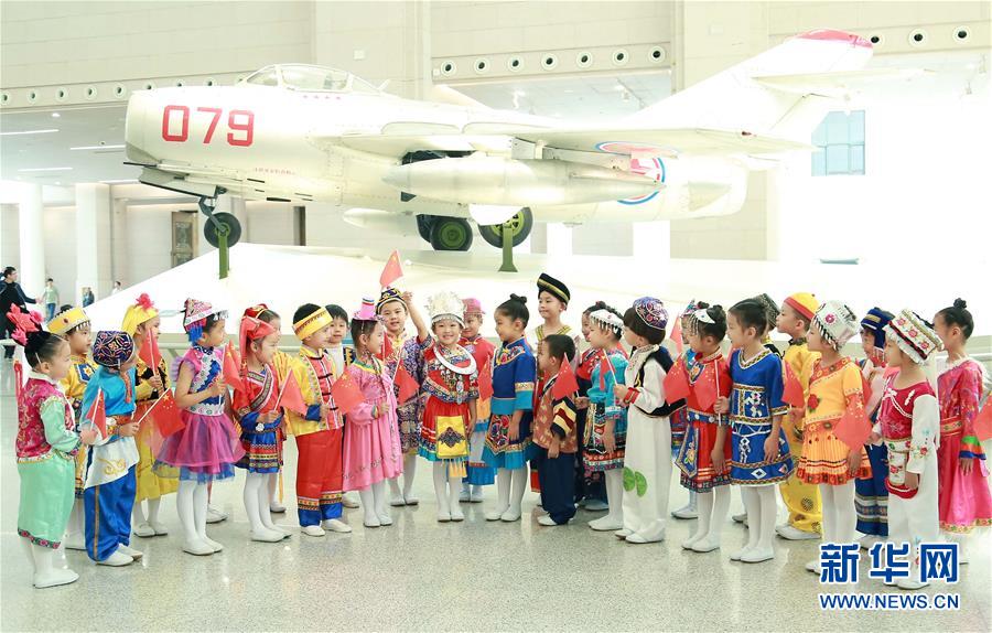 （人民空軍70年&middot;圖文互動）（2）我愛祖國的藍(lán)天&mdash;&mdash;空軍強(qiáng)軍主題紀(jì)念封8張&ldquo;同框照&rdquo;背后的故事 