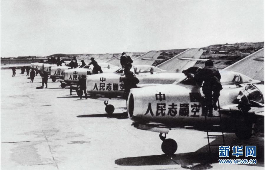 （新華全媒頭條&middot;人民空軍70年&middot;圖文互動(dòng)）（3）陽(yáng)光照耀奮飛的航程&mdash;&mdash;黨中央、中央軍委和習(xí)主席關(guān)心人民空軍建設(shè)發(fā)展紀(jì)實(shí)