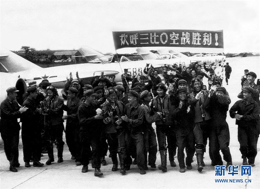 （新華全媒頭條&middot;人民空軍70年&middot;圖文互動(dòng)）（4）陽(yáng)光照耀奮飛的航程&mdash;&mdash;黨中央、中央軍委和習(xí)主席關(guān)心人民空軍建設(shè)發(fā)展紀(jì)實(shí)