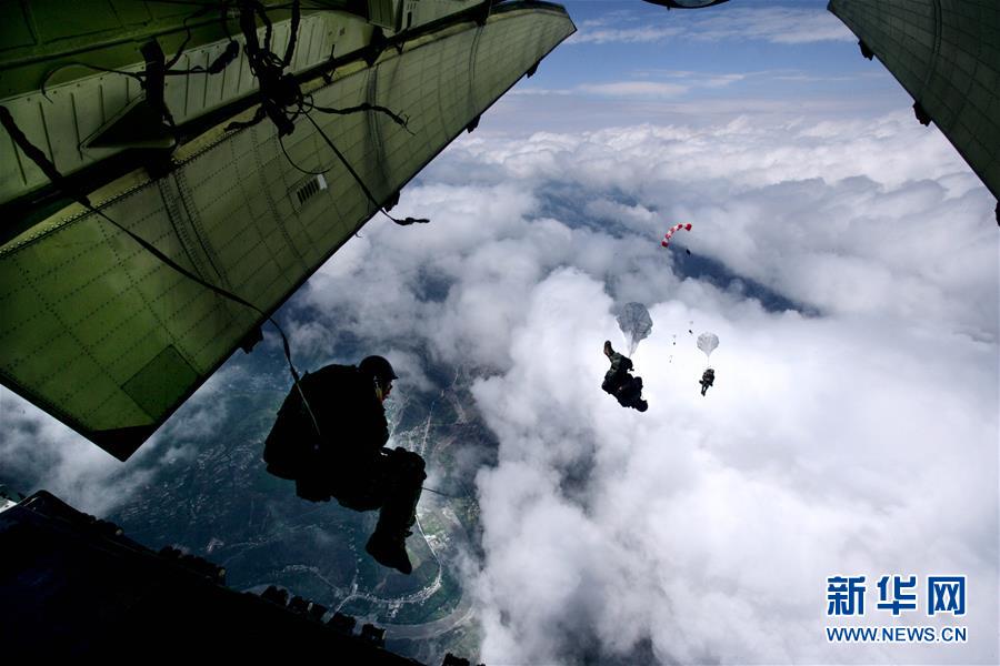 （新華全媒頭條&middot;人民空軍70年&middot;圖文互動(dòng)）（12）陽(yáng)光照耀奮飛的航程&mdash;&mdash;黨中央、中央軍委和習(xí)主席關(guān)心人民空軍建設(shè)發(fā)展紀(jì)實(shí)