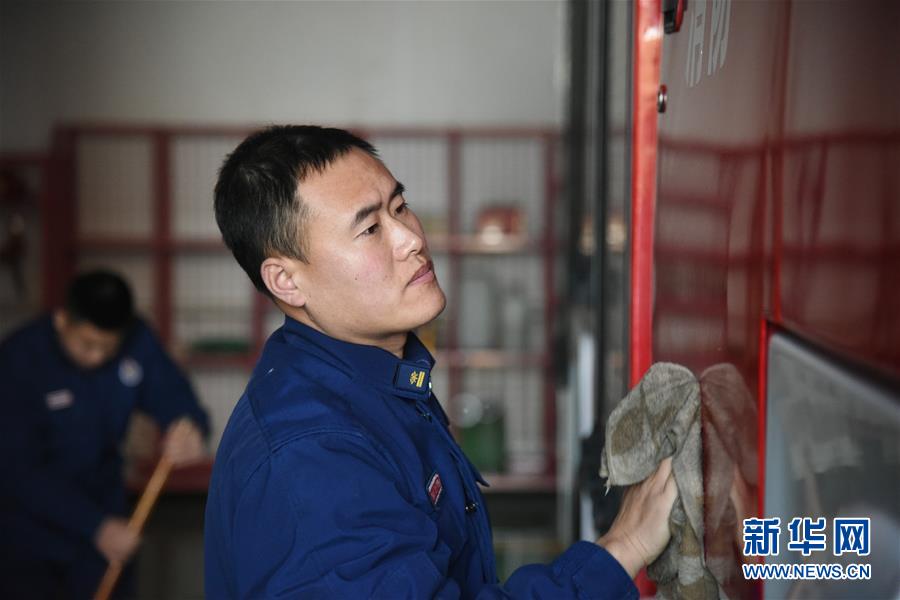 （走基層 聽民聲&middot;圖文互動）（3）皚皚白雪中的一抹&ldquo;火焰藍(lán)&rdquo;&mdash;&mdash;走近中國最北消防員