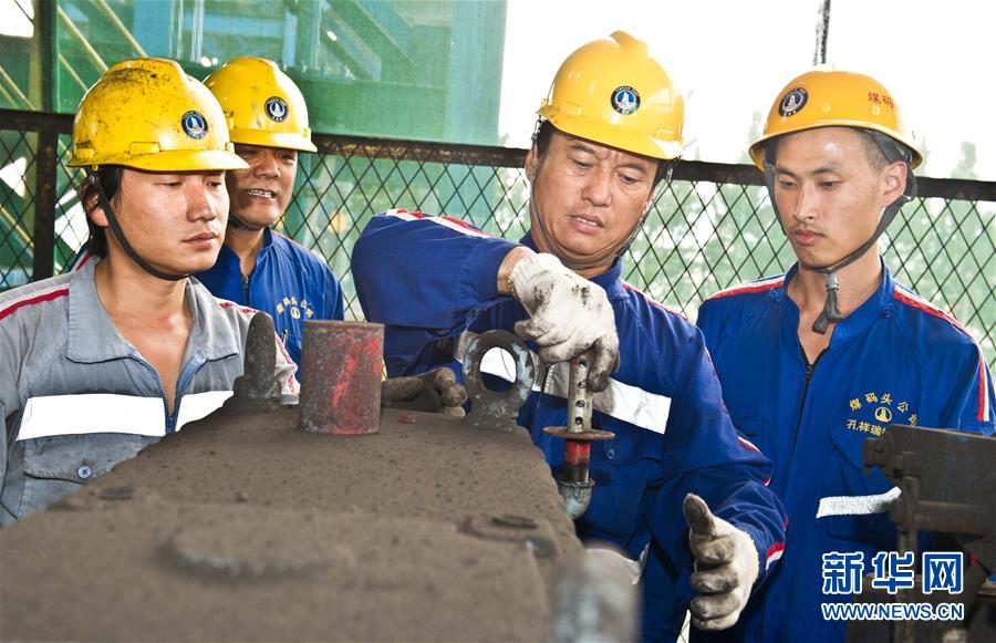 （愛(ài)國(guó)情 奮斗者&middot;圖文互動(dòng)）（2）錨定無(wú)悔奮進(jìn)的航向&mdash;&mdash;記港口創(chuàng)新路上的&ldquo;藍(lán)領(lǐng)專家&rdquo;孔祥瑞