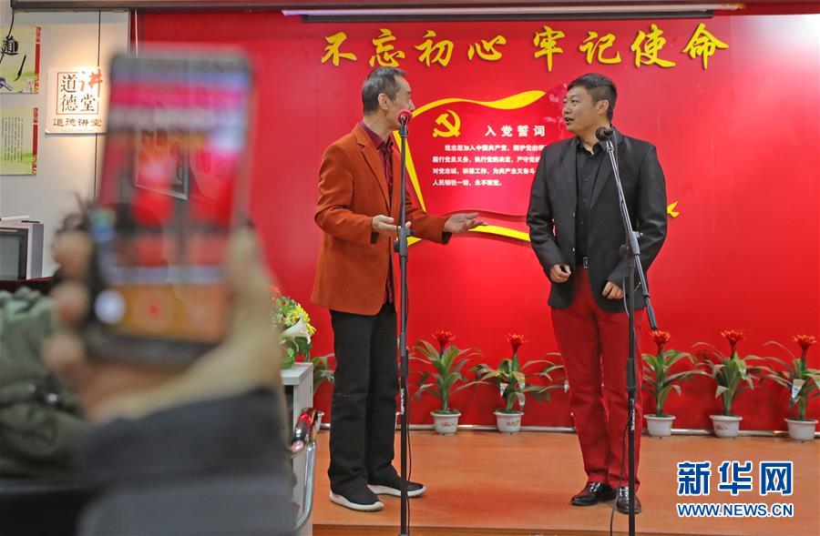 （四中全會精神在基層&middot;圖文互動）（3）說學(xué)逗唱間傳遞中國之治&mdash;&mdash;遼寧創(chuàng)新組織曲藝小分隊宣講四中全會精神