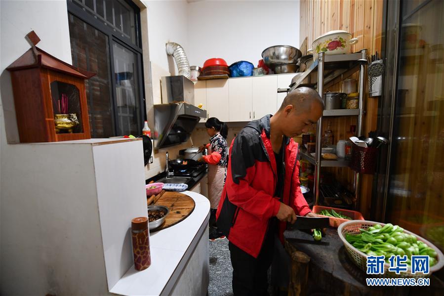 （圖文互動(dòng)）（8）鄉(xiāng)村攝影師、鄉(xiāng)村&ldquo;模特&rdquo;、民宿店主&mdash;&mdash;鄉(xiāng)村旅游推動(dòng)婺源農(nóng)民生活方式發(fā)生新變化