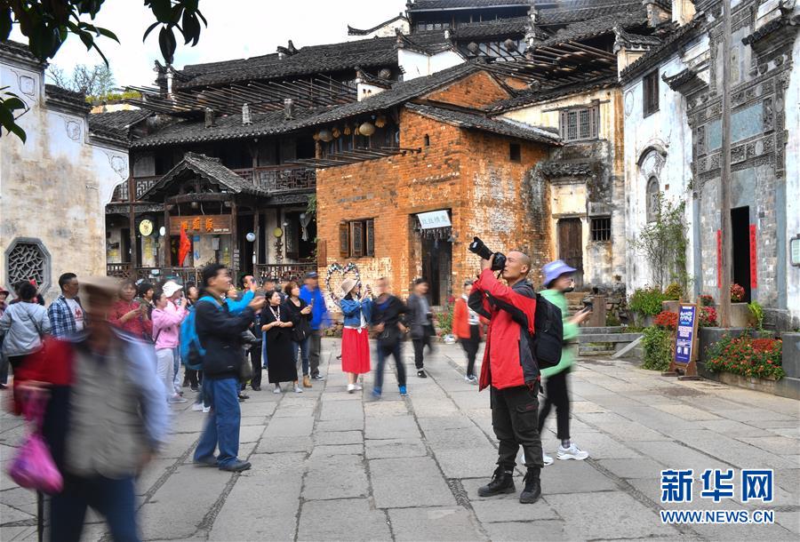 （圖文互動(dòng)）（11）鄉(xiāng)村攝影師、鄉(xiāng)村&ldquo;模特&rdquo;、民宿店主&mdash;&mdash;鄉(xiāng)村旅游推動(dòng)婺源農(nóng)民生活方式發(fā)生新變化