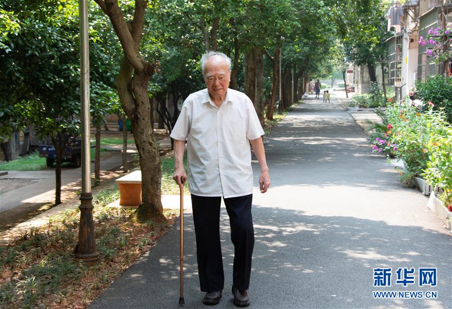 （新華全媒頭條&middot;圖文互動）（9）滄海橫流 信仰彌堅(jiān)&mdash;&mdash;記共產(chǎn)黨員、湘潭大學(xué)九旬教授滄南