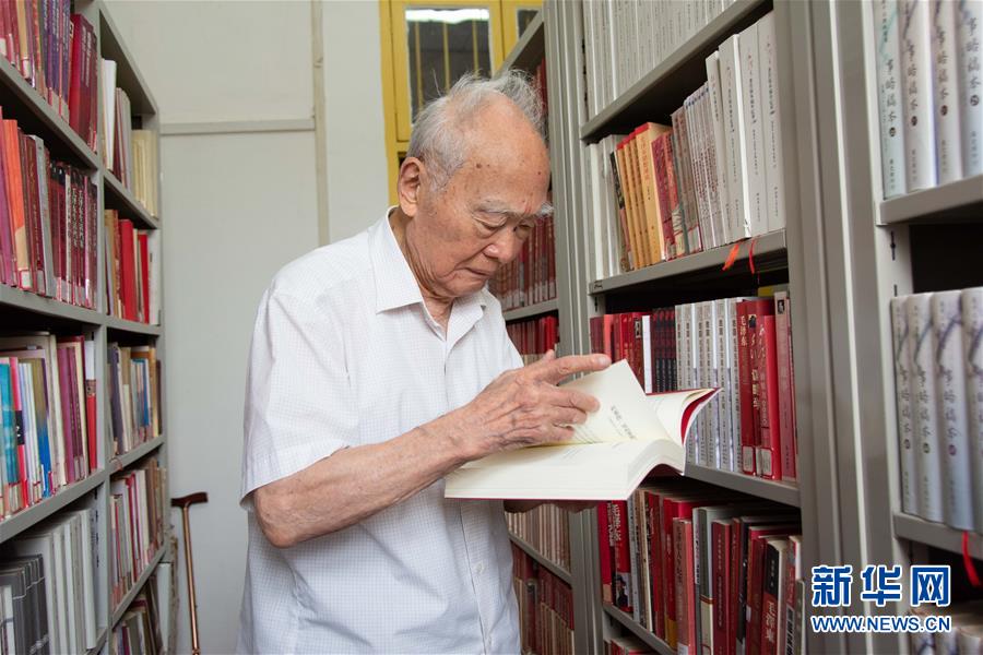 （新華全媒頭條&middot;圖文互動）（6）滄海橫流 信仰彌堅(jiān)&mdash;&mdash;記共產(chǎn)黨員、湘潭大學(xué)九旬教授滄南