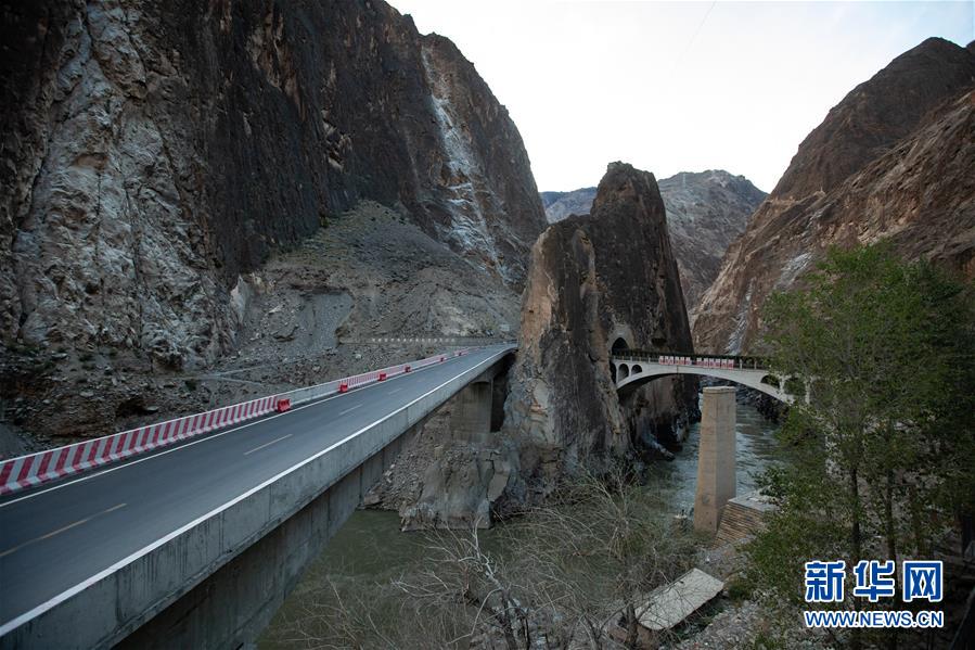 （新華全媒頭條&middot;圖文互動(dòng)）（8）格?；ㄩ_(kāi)滿(mǎn)天路&mdash;&mdash;寫(xiě)在川藏公路通車(chē)65周年之際