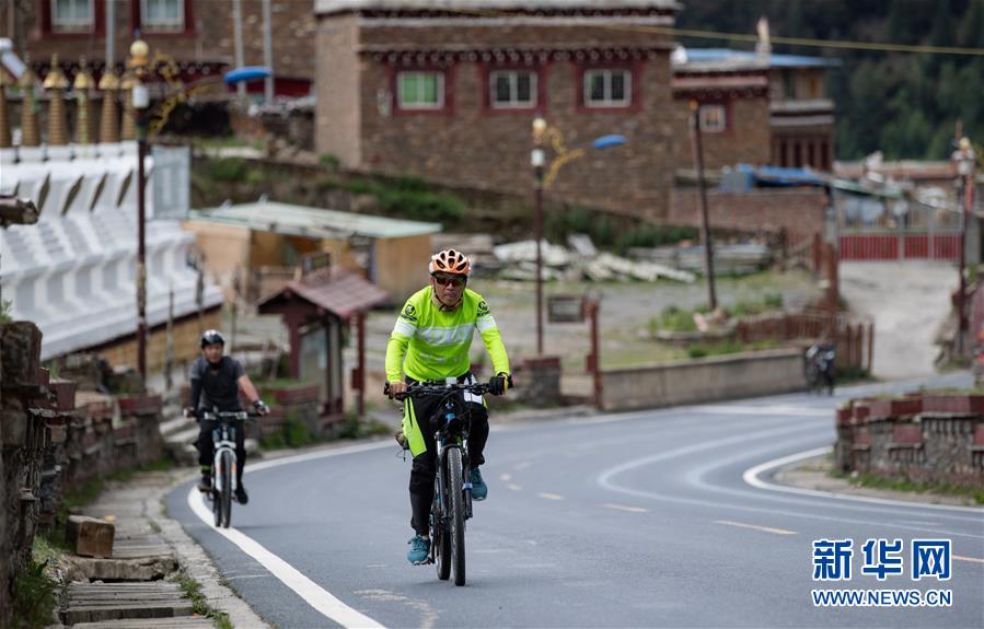 （新華全媒頭條&middot;圖文互動(dòng)）（11）格?；ㄩ_(kāi)滿(mǎn)天路&mdash;&mdash;寫(xiě)在川藏公路通車(chē)65周年之際