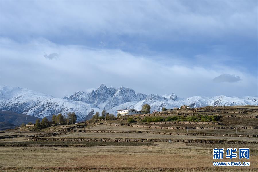 （新華全媒頭條&middot;圖文互動(dòng)）（14）格?；ㄩ_(kāi)滿(mǎn)天路&mdash;&mdash;寫(xiě)在川藏公路通車(chē)65周年之際