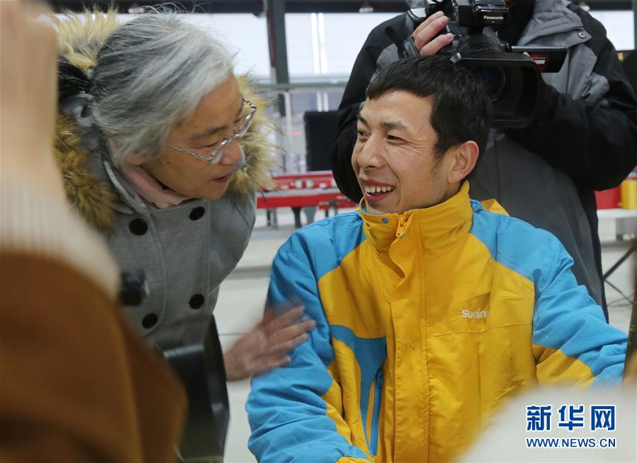 （圖文互動(dòng)）（2）特寫(xiě)：全國(guó)道德模范為&ldquo;快遞小哥&rdquo;送&ldquo;愛(ài)心禮包&rdquo;