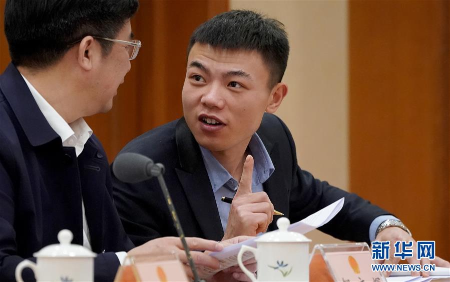 (新華全媒頭條·兩會(huì)特別報(bào)道·圖文互動(dòng))(6)向著夢(mèng)想的接力——“90歲”與“95后”代表的“對(duì)話”